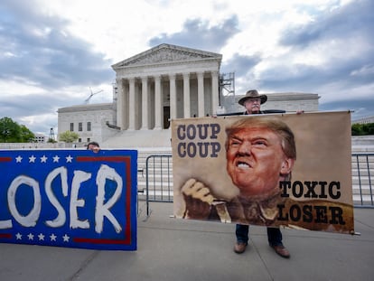 Manifestantes ante el Tribunal Supremo, este jueves en Washington. En el cartel de la izquierda se lee: "Perdedor". El de la derecha dice: "Golpe. Golpe. Tóxico perdedor".