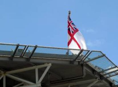 La bandera que porta el buque británico HMS Protector es vista en el puerto de Montevideo (Uruguay). EFE/Archivo