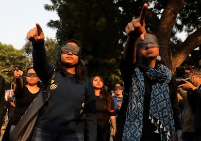 Antes de iniciar a performance no centro de Nova Déli, as participantes desenharam no asfalto e com giz círculos ao seu redor. Escreveram frases como "o futuro é feminino" ou "derrubemos o patriarcado".