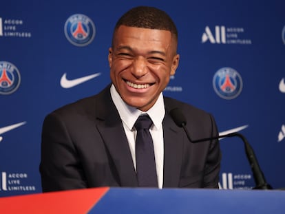 Mbapeé, durante la rueda de prensa en la que anunció su continuidad en el PSG.