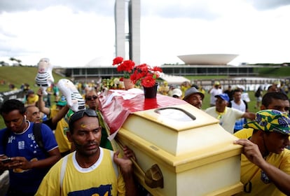 Manifestantes anti-Dilma carregam um caixão que representa a presidenta, em Brasília.