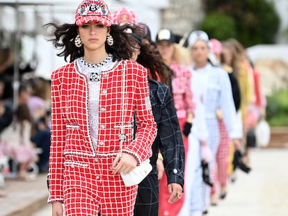 Las modelos cierra el desfile crucero de Chanel en Montecarlo.