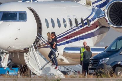 Bradley Cooper con su hija en brazos, en el aeropuerto de Ibiza, el pasado agosto.