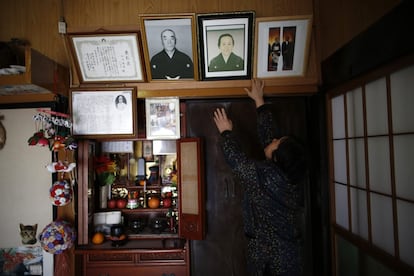 Kimiko Koyama tiene 69 años. Fue evacuada de la zona de Miyakoji, en Tamura (prefectura de Fukushima) hace tres años. Ha retornado a su casa en la zona de exclusión con su marido Toshio, de 76 años. En la foto coloca los retratos de sus padres, ya fallecidos.