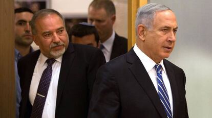 Avigdor Lieberman, entonces ministro de Defensa, y Benjamín Netanyahu, en el Parlamento israelí en 2016.