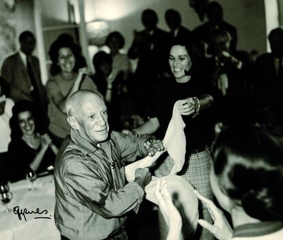 Picasso en su fiesta de cumpleaños bailando con Lucía Bosé. Haciendo palmas Nati Mistral. Mougins, 1961.