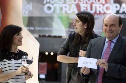 Izaskun Bilbao y Andoni Ortuzar, a la derecha, durante el acto ante la sede del PNV, en Bilbao.