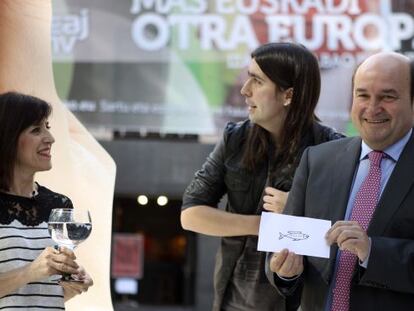 Izaskun Bilbao y Andoni Ortuzar, a la derecha, durante el acto ante la sede del PNV, en Bilbao.