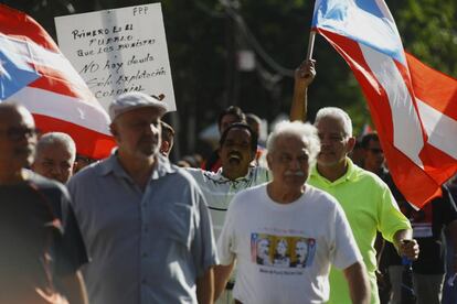 Cientos de personas protestan contra el Tribunal Federal de San Juan contra la futura Junta de Control Fiscal Federal por el Congreso de los Estados Unidos.