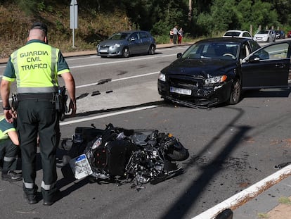 La Guardia Civil inspecciona un accidente en Vigo, donde murió una motorista tras chocar con un coche, el pasado julio.