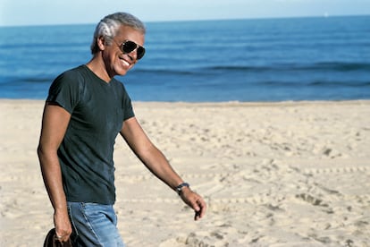 Una fotografía del álbum familiar de Ralph Lauren: el diseñador en la playa en los años ochenta.