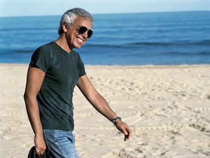 Una fotografía del álbum familiar de Ralph Lauren: el diseñador en la playa en los años ochenta.