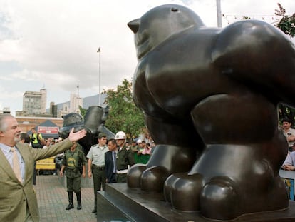 Fernando Botero en Medellín entregando la paloma de la paz, una de sus obras emblemáticas.