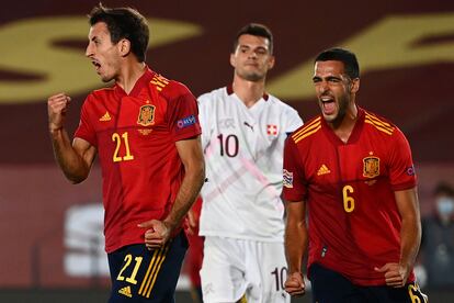 Mikel Oyarzabal (izquierda) y el centrocampista Mikel Merino celebran el gol del delantero este sábado ante Suiza en el Estadio Alfredo Di Stéfano.