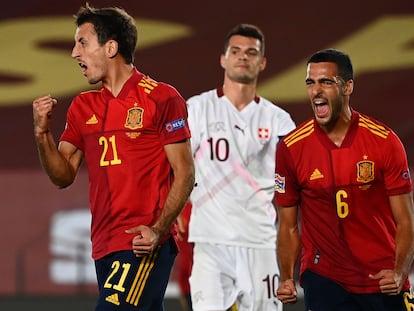 Mikel Oyarzabal (izquierda) y el centrocampista Mikel Merino celebran el gol del delantero este sábado ante Suiza en el Estadio Alfredo Di Stéfano.