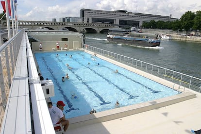 La piscina Joséphine Baker ocupan una barcaza en el río Sena de París.