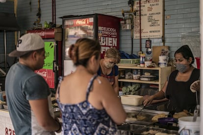 Un establecimiento de quesadillas, en un mercado de Ciudad de México.