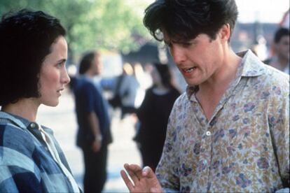 Hugh Grant y Andie McDowell, en 'Cuatro bodas y un funeral'.