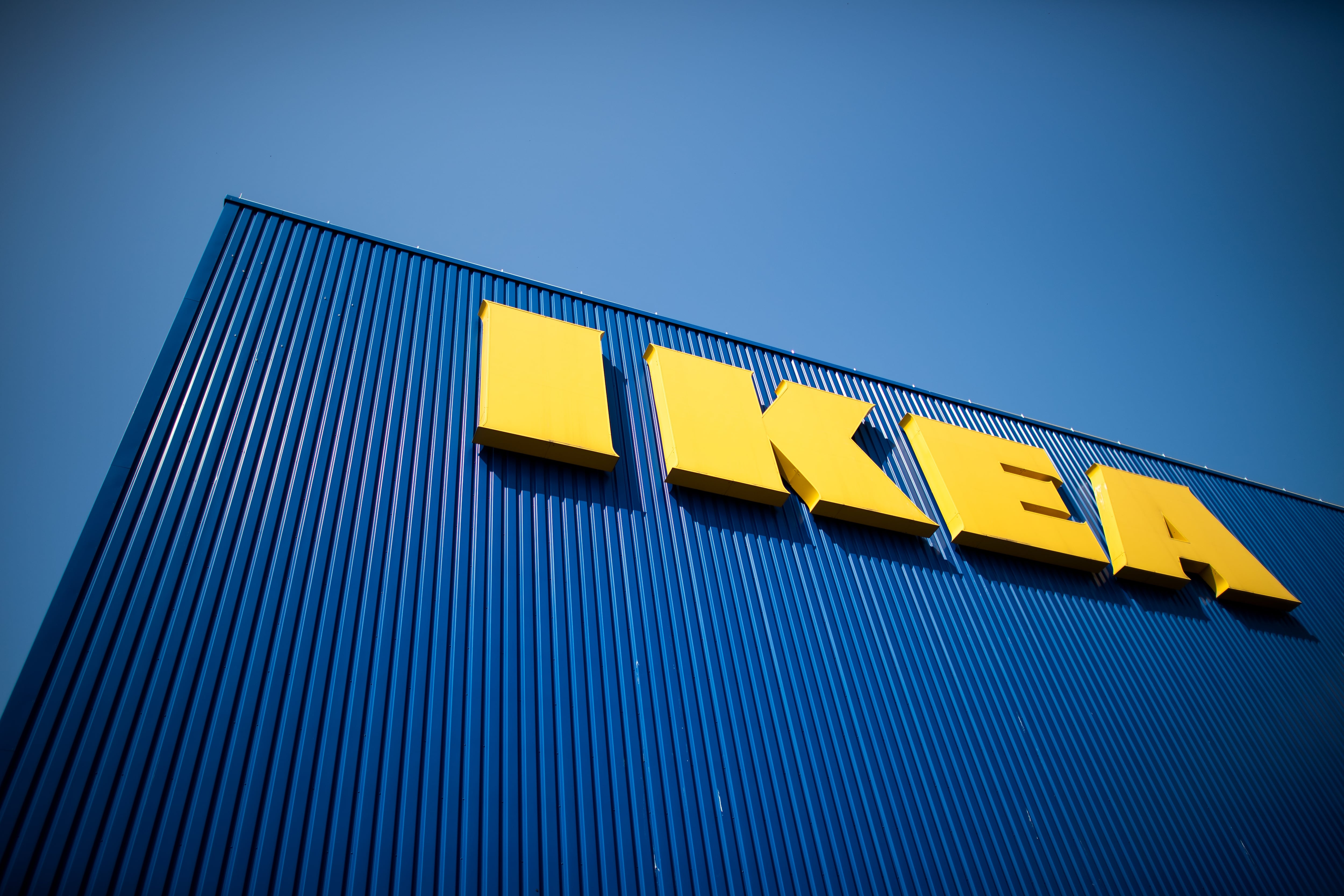 Imagen de archivo del logo de Ikea en una de sus tiendas.