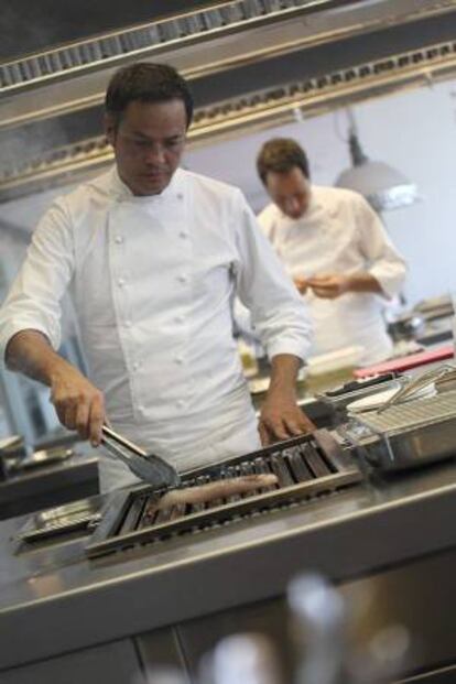 Fotografía facilitada por la editorial Planeta de los hermanos Javier y Sergio Torres, dos cocineros que han salido de la cocina de Dos Cielos, con una estrella Michelin y dos soles Repsol en Barcelona, para hacer una ruta en la que los productores y sus productos son los protagonistas. Cincuenta productos han guiado un viaje por España de estos dos cocineros que se han plasmado en una serie de televisión y en un libro.