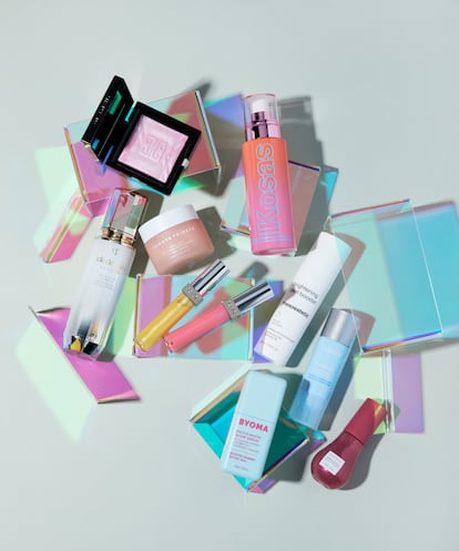 De arriba izda., en el sentido de las agujas del reloj, iluminador Prisme Libre Highlighter Powder de GIVENCHY; sérum en spray Plump + Juicy Vegan Collagen Spray de KOSAS; Brightening peel booster de MESOESTETIC, con ácidos glicólico y fítico; sérum Water Bank Aqua Facial de LANEIGE, altamente hidratante con un complejo de ácidos suave; colorete líquido Watermelon Glow de GLOW RECIPE; sérum de efecto glass skin Phyto-Mucin Glow de BYOMA; brillos labiales Reflection de PRADA; crema hidratante Cloud Dew de SUMMER FRIDAY; y sérum iluminador Brightening Serum Supreme de CLÉ DE PEAU BEAUTÉ.