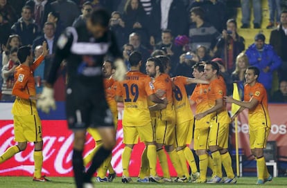 Los jugadores del Barça celebran uno de los goles.