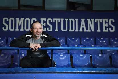 El entrenador David Gallego, tras el entrenamiento del Club Estudiantes femenino unos días antes de la celebración de la Copa de la Reina, en el Polideportivo Magariños, en Madrid
