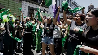 Mujeres celebran la despenalización del aborto en la ciudad de Puebla (México), el 15 de julio.