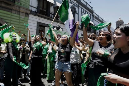 Mujeres celebran la despenalización del aborto en la ciudad de Puebla (México), el 15 de julio.