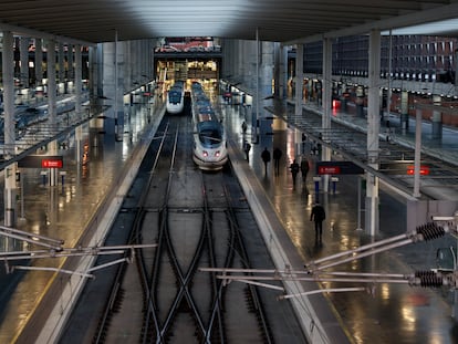 Trenes de alta velocidad en la estación madrileña de Atocha.