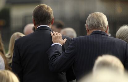 El exsecretario estadounidense de Defensa, Donald Rumsfeld, le pone la mano en el hombro al portavoz de la Casa Blanca, John Boehner, en el homenaje de Washington.