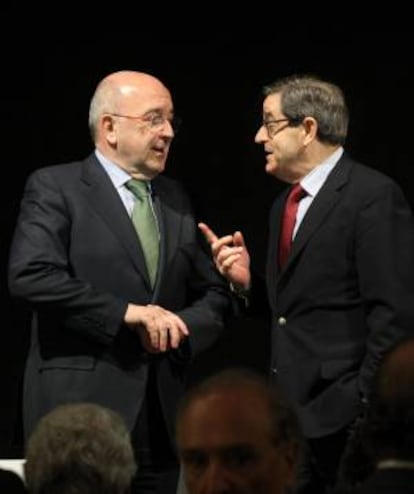 El vicepresidente de la Comisión Europea y Comisario Europeo de la Competencia, Joaquín Almunia (i) y el presidente de Kutxabank, Mario Fernández, hoy, en Bilbao, antes de la conferencia pronunciada por el primero, titulada "La segunda década del euro. Perspectivas para salir de la crisis", en la que ha analizado la situación económica en la UE.