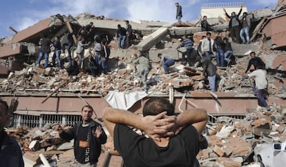 Los encargados de salvamento tratan de rescatar a las víctimas.