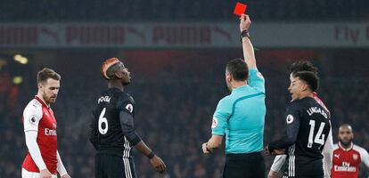 El árbitro muestra la roja a Pogba.