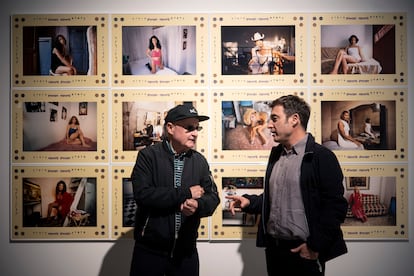 El fotógrafo Miguel Trillo (izquierda) y Sema D'Acosta, el 8 de mayo en el MuCAC de Málaga.