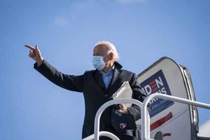 El candidato presidencial demócrata Joe Biden aborda su avión de campaña en el aeropuerto de New Castle. A menos de 24 horas para que abran los colegios electorales, el exvicepresidente enfocó sus esfuerzos en eventos en Ohio y Pensilvania.