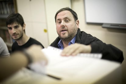 El líder de ERC, Oriol Junqueras en una mesa de votación del IES Frederic Mompou de Sant Vicens Dels Horts.