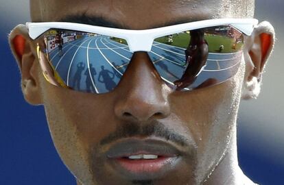 Las gafas del brit&aacute;nico Mo Farah reflejan el tart&aacute;n azul de la pista del estadio Luzniki de Mosc&uacute;, antes de la prueba clasificatoria de los 5.000 m.