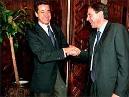 Eduardo Zaplana y Joan Ignasi Pla, en un encuentro público en el Palau de la Generalitat.