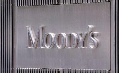 Logo de la agencia de calificación Moody's en la fachada de su sede en Nueva York (EEUU).