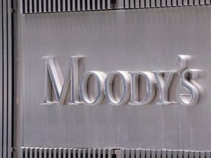 Logo de la agencia de calificación Moody's en la fachada de su sede en Nueva York (EEUU).