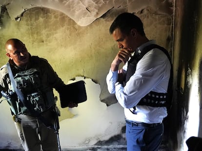 El presidente del Gobierno, Pedro Sánchez, en la vivienda de la activista Vivian Silver, asesinada por Hamás, durante una visita en el kibutz Beeri, este jueves.