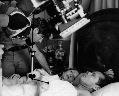 Roman Polanski y Faye Dunaway (en la imagen tumbada junto a Jack Nicholson) en el polémico rodaje de 'Chinatown' (1974).