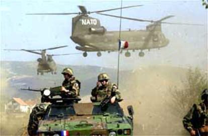 Soldados franceses vigilan el aterrizaje de helicópteros de transporte estadounidenses Chinook en la población de Otija, al noroeste de Skopje.