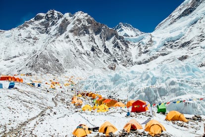 Tiendas de campaña en el campamento base del monte Everest, el glaciar y las montañas de Khumbu.