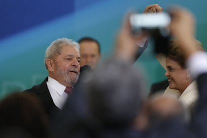 Lula y Rousseff, en la toma de posesi&oacute;n como ministro del expresidente, en Brasilia.