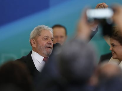 Lula y Rousseff, en la toma de posesi&oacute;n como ministro del expresidente, en Brasilia.