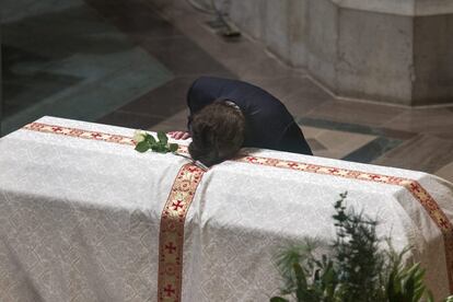 Quinn Bradlee, hijo del periodista estadounidense Benjamin Bradlee (director de "The Washington Post"), sobre el féretro de su padre durante el funeral celebrado en la Catedral Nacional de Washington DC, EEUU.