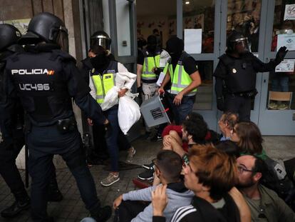 Agents de la policia retiren urnes de l'Institut Jaume Balmes de Barcelona.