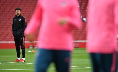 Simeone, en el entrenamiento del Atlético en Londres.